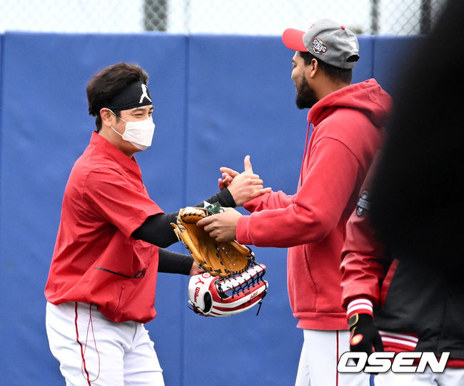 제주 캠프에 합류한 SSG 추신수와 새 외국인투수 이반 노바가 인사를 나누고 있다. 2022.02.23 / dreamer@osen.co.kr