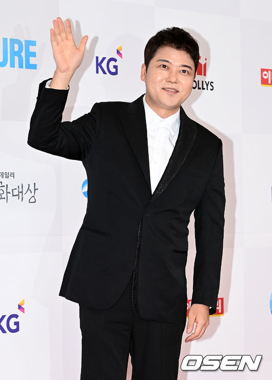 방송인 전현무가 레드카펫을 밟으며 포즈를 취하고 있다. 2021.10.19 /cej@osen.co.kr