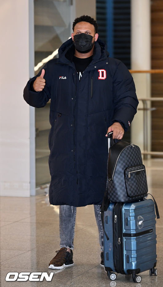두산 페르난데스가 입국하며 포즈를 취하고 있다. 2022.02.13 / rumi@osen.co.kr