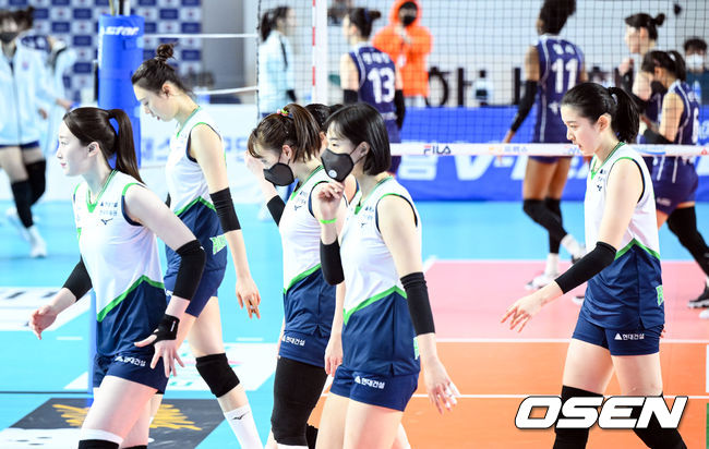 1,2세트를 패하며 정규시즌 우승 확정 실패한 현대건설 선수들이 아쉬워하고 있다. 2022.02.23 / soul1014@osen.co.kr