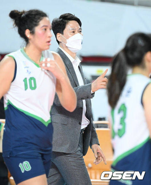 2세트 현대건설 강성형 감독이 작전 지시를 하고 있다. 2022.02.23 / soul1014@osen.co.kr