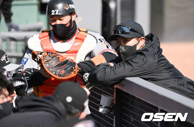 류현진이 한화 후배들과 이야기를 나누고 있다.   2022.02.23 / soul1014@osen.co.kr