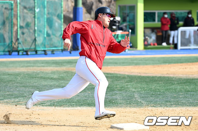 SSG 하재훈이 수비 훈련에서 힘차게 1루로 뛰고 있다. 2022.02.22 / dreamer@osen.co.kr