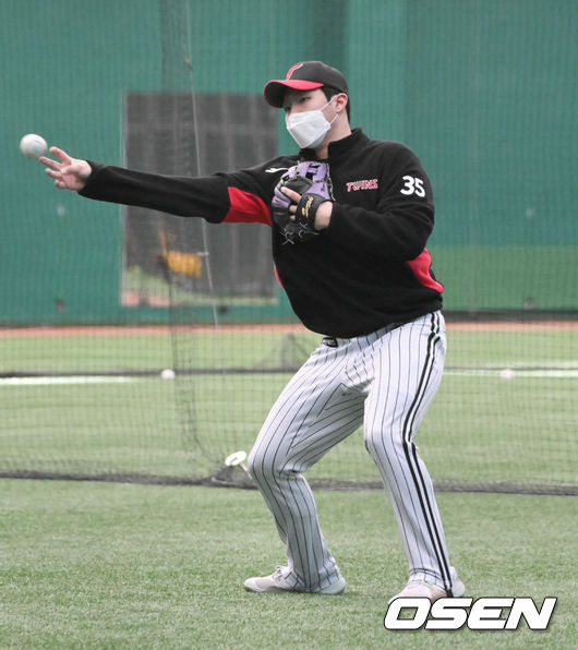 LG 문보경이 수비훈련을 하고 있다. /OSEN DB