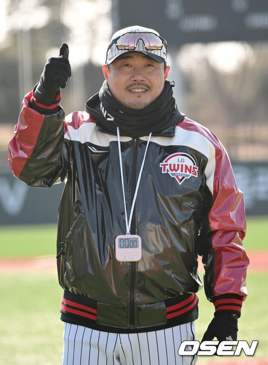 LG 이호준 코치가 취재진을 향해 포즈를 취하고 있다. /OSEN DB
