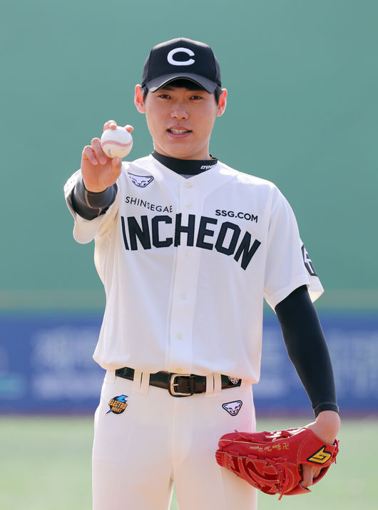 인천 유니폼을 착용한 윤태현 / SSG 제공