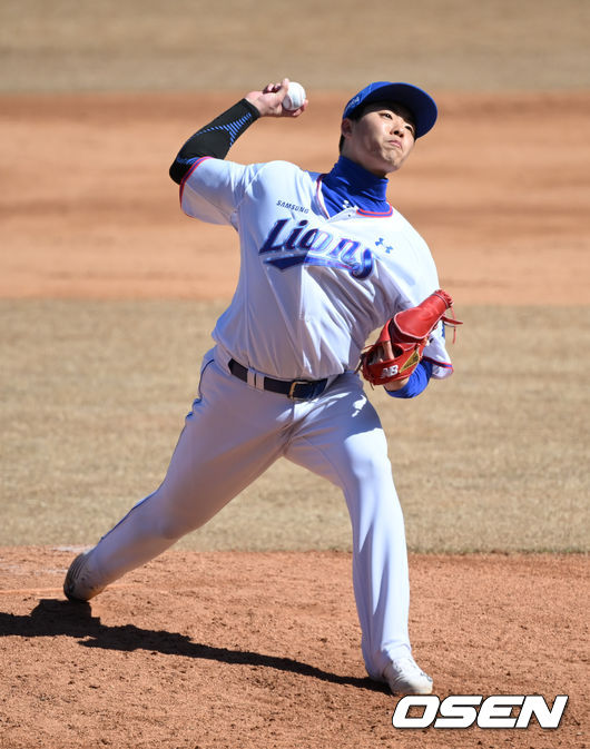 24일 대구 수성구 대구삼성라이온즈파크에서 2022시즌 삼성 라이온즈 스프링캠프가 진행됐다.김윤수가 라이브피칭을 하고 있다.   2022.02.24 / soul1014@osen.co.kr
