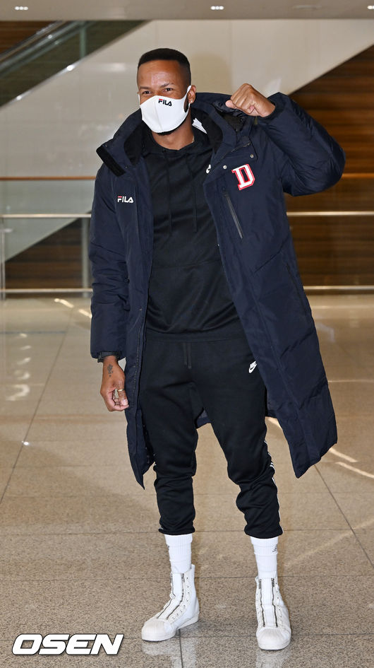 두산 미란다가 입국하며 포즈를 취하고 있다. 2022.02.17 / rumi@osen.co.kr