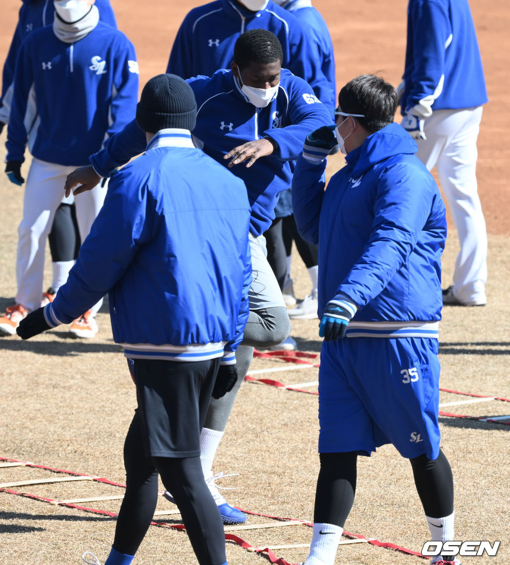 삼성 피렐라가 스트레칭으로 몸을 풀고 있다. 2022.02.24 / soul1014@osen.co.kr