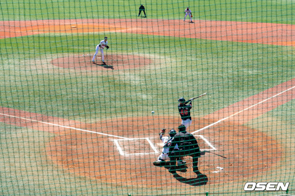 롯데가 24일 김해 상동구장에서 심판진 배치 이후 첫 시뮬레이션 게임을 펼치고 있다 /OSEN DB