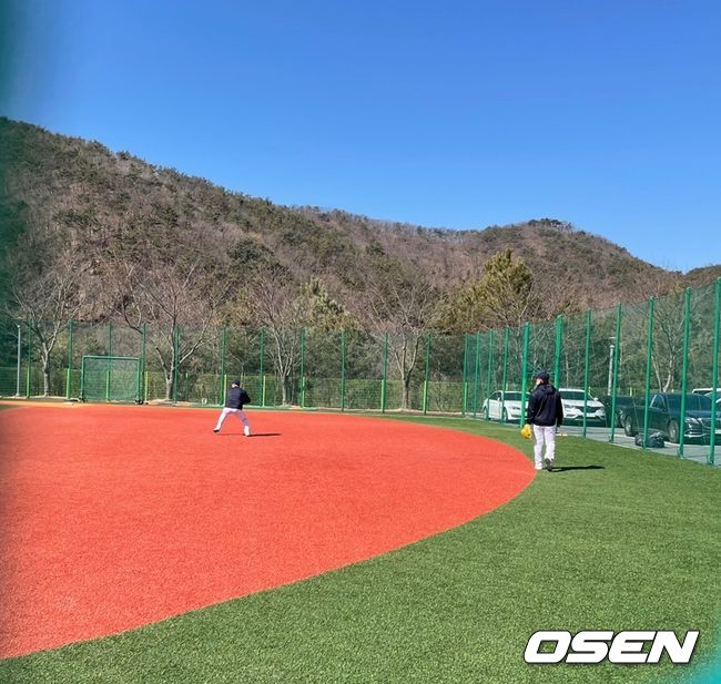 24일 김해 상동구장에서 펑고를 받고 있는 배성근과 김민수 /OSEN DB