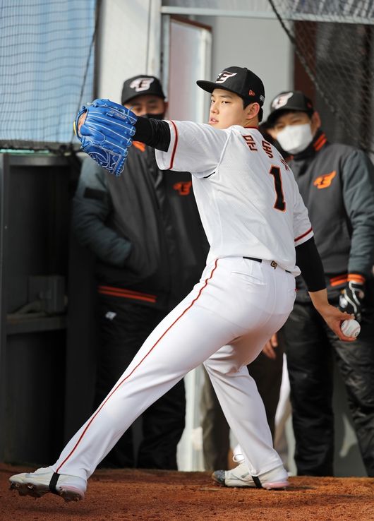 문동주가 서산구장에서 불펜 피칭을 하고 있다. /한화 이글스 제공