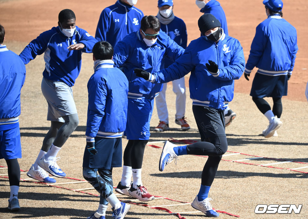 삼성 피렐라와 구자욱이 스트레칭하며 몸을 풀고 있다. 2022.02.24 / soul1014@osen.co.kr