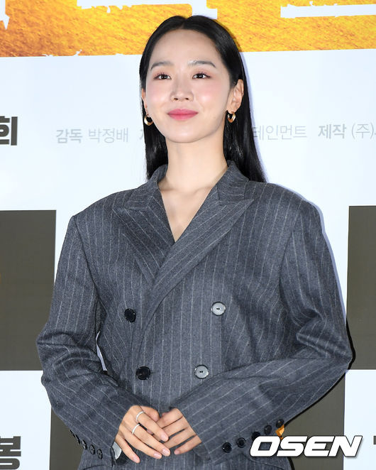 28일 오후 서울 용산구 CGV용산아이파크몰에서 영화 ‘도굴’(감독 박정배) 언론시사회가 열렸다.이제훈, 조우진, 신혜선, 임원희가 출연하는 영화 '도굴'은 타고난 천재 도굴꾼 강동구(이제훈)가 전국의 전문가들과 함께 땅 속에 숨어있는 유물을 파헤치며 짜릿한 판을 벌이는 범죄오락영화다. 11월 4일 개봉.배우 신혜선이 포즈를 취하고 있다. /cej@osen.co.kr