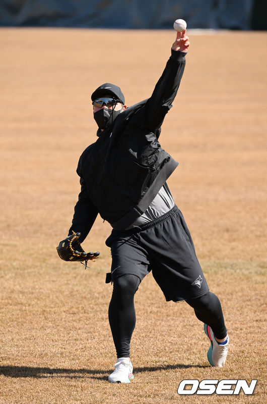 토론토 류현진이 대전구장 외야에서 캐치볼을 하고 있다   2022.02.23 /OSEN DB