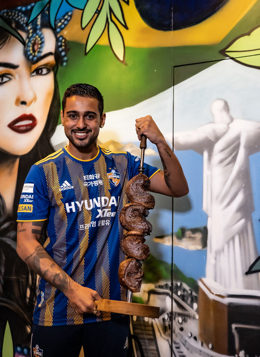 [사진]울산광역시 남구 ‘보이브라질’ (자가격리를 마치고 팀에 합류한 레오나르도가 한국에 18년째 거주 중인 로베르토씨의 울산 유일 브라질 레스토랑에서 동향인들의 환영과 응원을 받는다는 의미) /울산 현대 제공