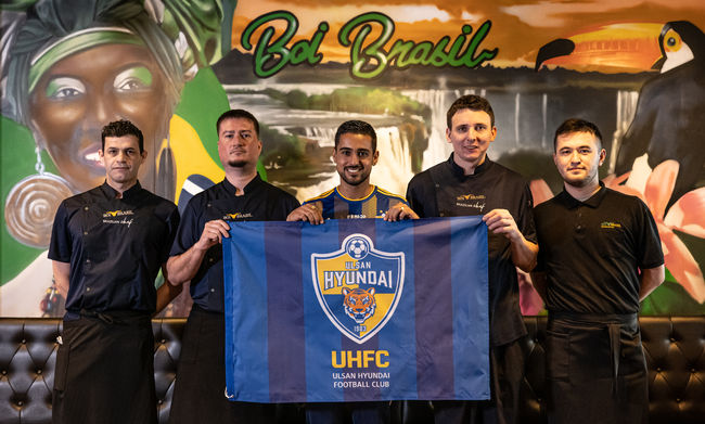 [사진]울산광역시 남구 ‘보이브라질’ (자가격리를 마치고 팀에 합류한 레오나르도가 한국에 18년째 거주 중인 로베르토씨의 울산 유일 브라질 레스토랑에서 동향인들의 환영과 응원을 받는다는 의미) /울산 현대 제공