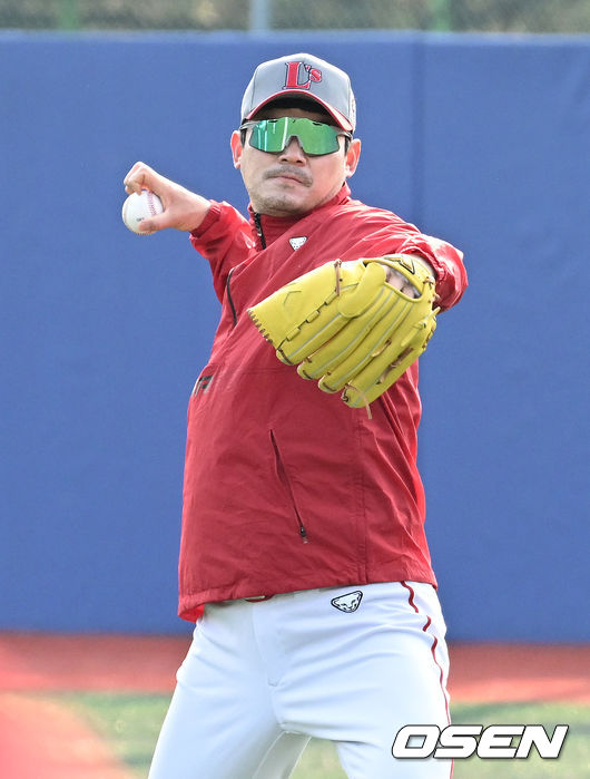 SSG 랜더스가 22일 제주 서귀포 강창학야구장에서 2022시즌을 준비하는 스프링캠프를 차리고 담금질에 나섰다.SSG 노경은이 캐치볼 훈련을 펼치고 있다. 2022.02.22 / dreamer@osen.co.kr