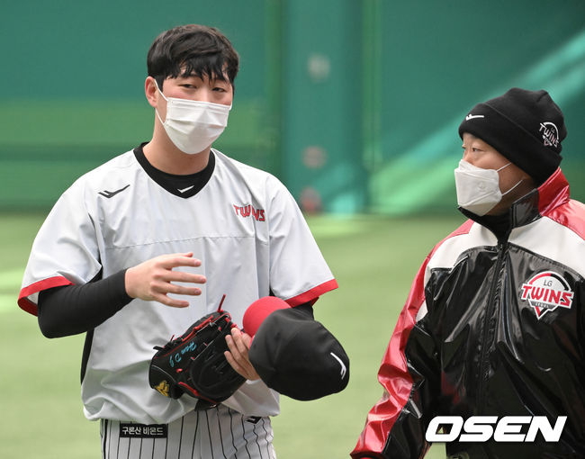 수술후 캠프에 합류한 LG 함덕주가 김용일 트레이닝 코치와 이야기를 나누고 있다. /soul1014@osen.co.kr