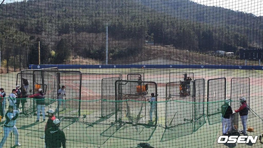 LG 선수들이 타격 훈련을 하고 있다.