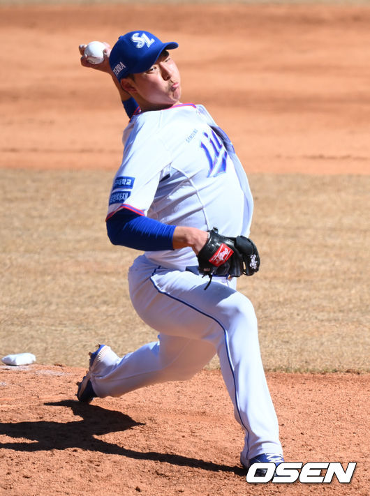 24일 대구 수성구 대구삼성라이온즈파크에서 2022시즌 삼성 라이온즈 스프링캠프가 진행됐다.이재익이 라이브피칭을 하고 있다.   2022.02.24 / soul1014@osen.co.kr
