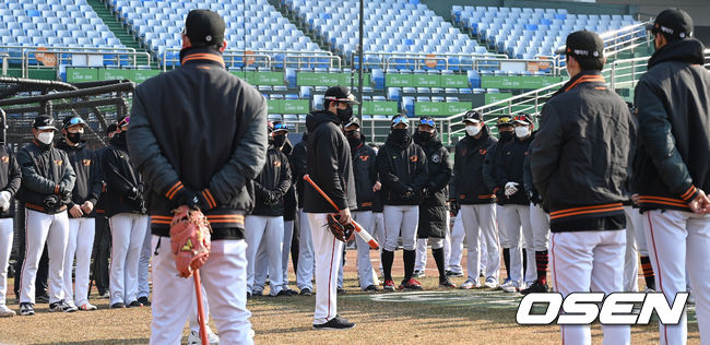 한화 이글스의 스프링캠프가 25일 대전 한화생명이글스파크에서 진행됐다.훈련에 앞서 한화 수베로 감독이 선수단 미팅을 하고 있다. 2022.02.25