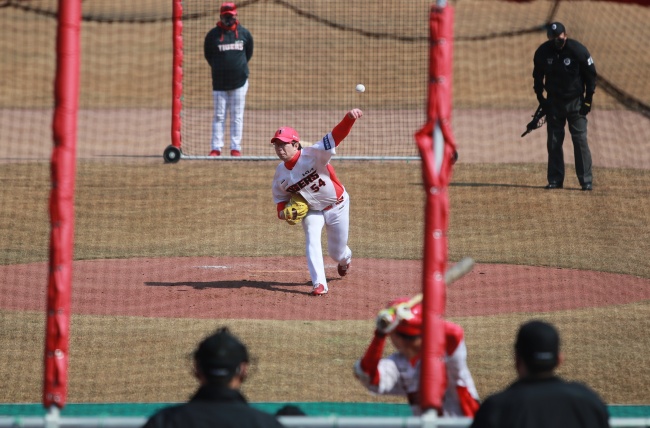 KIA 타이거즈 양현종이 라이브 투구를 하고 있다./KIA 제공