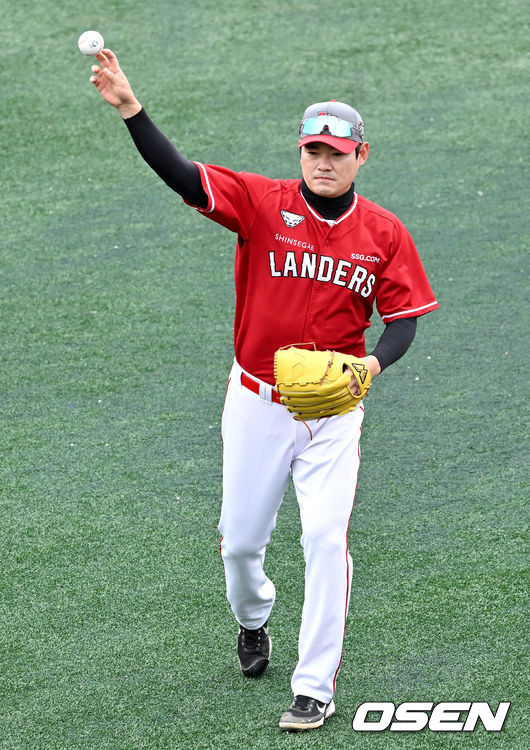 SSG 노경은이 캐치볼훈련을 펼치고 있다. 2022.02.23 / dreamer@osen.co.kr