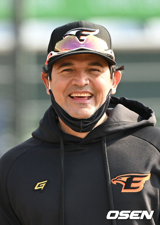 한화 이글스의 스프링캠프가 25일 대전 한화생명이글스파크에서 진행됐다.한화 수베로 감독이 환하게 웃고 있다. 2022.02.25 /sunday@osen.co.kr