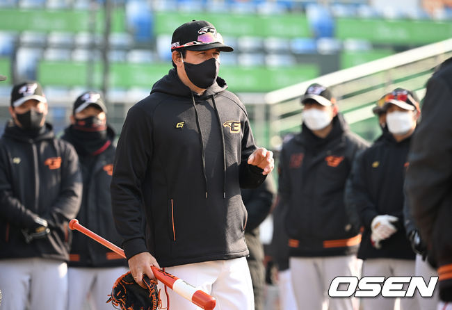 한화 이글스의 스프링캠프가 25일 대전 한화생명이글스파크에서 진행됐다.훈련에 앞서 한화 수베로 감독이 선수단 미팅을 하고 있다. 2022.02.25 /sunday@osen.co.kr