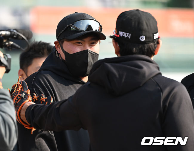 한화 이글스의 스프링캠프가 25일 대전 한화생명이글스파크에서 진행됐다.훈련에 앞서 토론토 류현진이 한화 수베로 감독과 이야기를 나누고 있다. 2022.02.25 /sunday@osen.co.kr