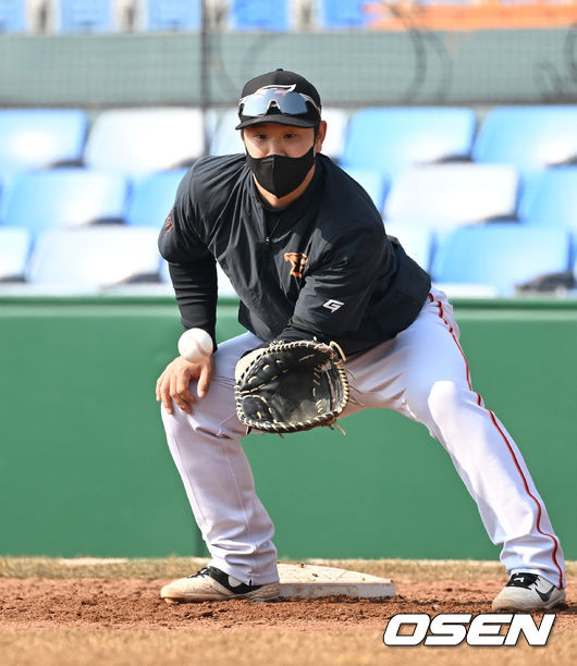 한화 이글스의 스프링캠프가 25일 대전 한화생명이글스파크에서 진행됐다.한화 김인환이 수비 훈련을 하고 있다. 2022.02.25