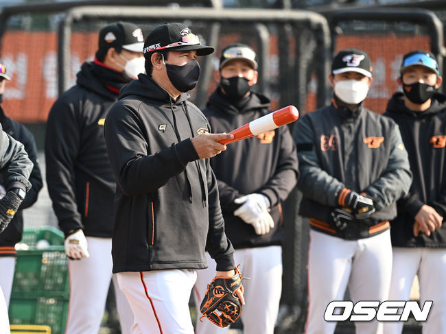 한화 이글스의 스프링캠프가 25일 대전 한화생명이글스파크에서 진행됐다.훈련에 앞서 한화 수베로 감독이 선수단 미팅서 이야기를 하고 있다. 2022.02.25 /sunday@osen.co.kr