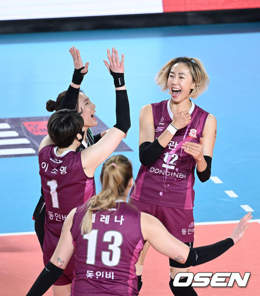 25일 오후 대전 충무체육관에서 프로배구 도드람 2021-2022 V리그 여자부 KGC인삼공사와 현대건설의 경기가 열렸다.1세트 득점에 성공한 KGC인삼공사 선수들이 환호하고 있다. 2022.02.25 /sunday@osen.co.kr