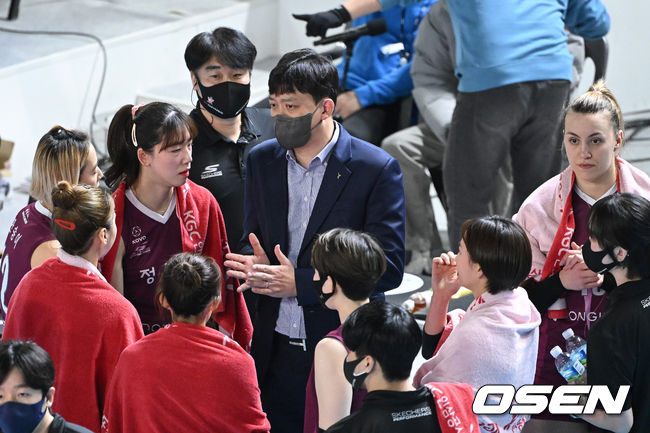 25일 오후 대전 충무체육관에서 프로배구 도드람 2021-2022 V리그 여자부 KGC인삼공사와 현대건설의 경기가 열렸다.작전타임 때 KGC인삼공사 이영택 감독이 선수들에게 작전을 지시하고 있다. 2022.02.25 /sunday@osen.co.kr