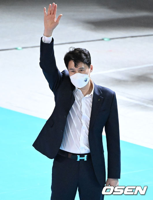 25일 오후 대전 충무체육관에서 프로배구 도드람 2021-2022 V리그 여자부 KGC인삼공사와 현대건설의 경기가 열렸다.1세트 현대건설 강성형 감독이 선수들에게 작전을 지시하고 있다. 2022.02.25 /sunday@osen.co.kr