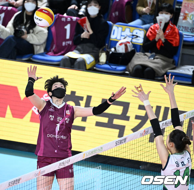 25일 오후 대전 충무체육관에서 프로배구 도드람 2021-2022 V리그 여자부 KGC인삼공사와 현대건설의 경기가 열렸다.1세트 KGC인삼공사 이소영이 공격을 시도하고 있다. 2022.02.25 /sunday@osen.co.kr