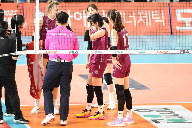 KGC인삼공사 염혜선이 지난 21일 한국도로공사전에서 옐레나와 충돌 후 통증을 호소하고 있다. /KOVO 제공