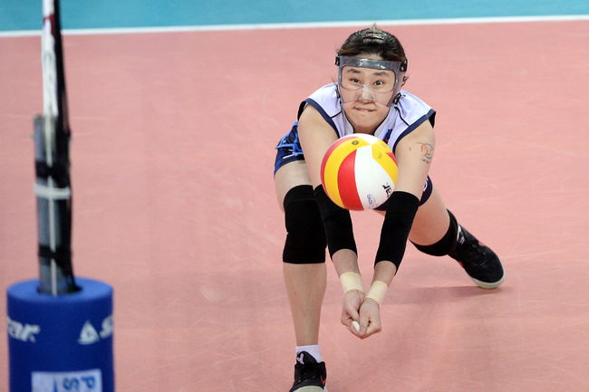 염혜선이 2018년 2월 IBK기업은행 시절 보호대를 쓴 채 경기를 뛰고 있다. /KOVO 제공