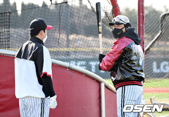 LG 이호준 코치가 유강남에게 타격 지도를 하고 있다. /OSEN DB