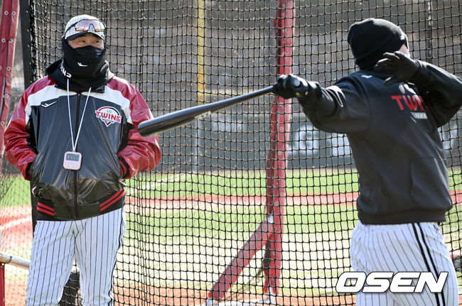 LG 이호준 코치가 김현수의 타격훈련을 지켜보고 있다. /OSEN DB