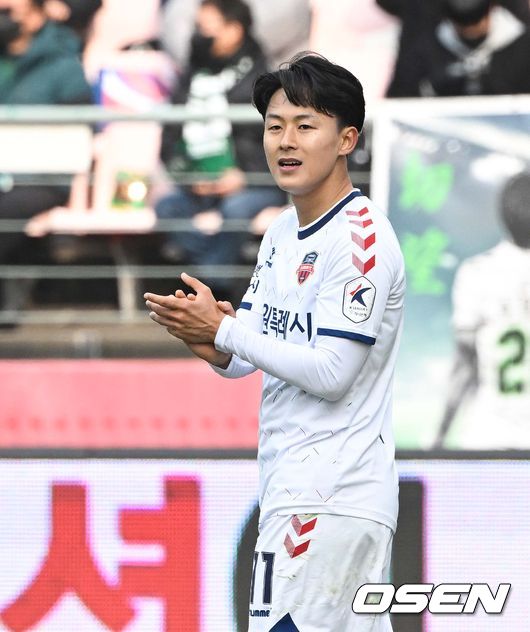 전북 현대가 수원FC를 꺾고 11년 연속 홈 개막전 무패행진을 이어갔다. 전북 현대는 19일 전주월드컵경기장에서 하나원큐 K리그 1 2022 수원FC와 개막전서 1-0으로 승리했다. 이날 승리로 ㅈ너북은 지난 2012년 이후 11년 연속 홈 개막전 무패행진을 이어갔다. 또 지난 시즌 한 차례도 승리하지 못한 수원FC를 상대로 승리를 거두며 기분좋은 출발을 알렸다.후반 수원FC 이승우가 선수들을 격려하고 있다. 2022.02.19 /cej@osen.co.kr