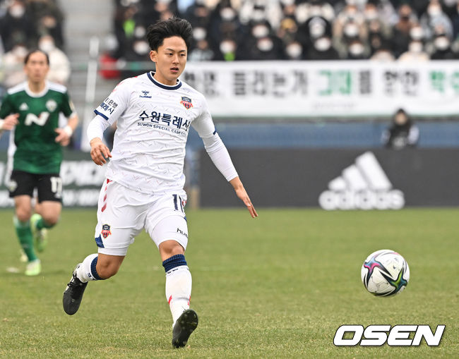 전반 수원FC 이승우가 드리블을 하고 있다. 2022.02.19 /cej@osen.co.kr