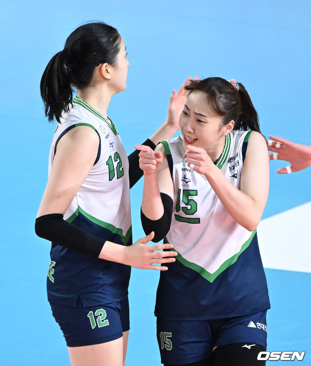 25일 오후 대전 충무체육관에서 열린 프로배구 도드람 2021-2022 V리그 여자부 KGC인삼공사와 현대건설의 경기, 득점에 성공한 현대건설 황민경이 동료들과 환호하고 있다. 2022.02.25 /sunday@osen.co.kr