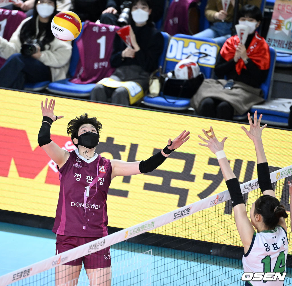 25일 오후 대전 충무체육관에서 열린 프로배구 도드람 2021-2022 V리그 여자부 KGC인삼공사와 현대건설의 경기, KGC인삼공사 이소영이 공격을 시도하고 있다. 2022.02.25 /sunday@osen.co.kr