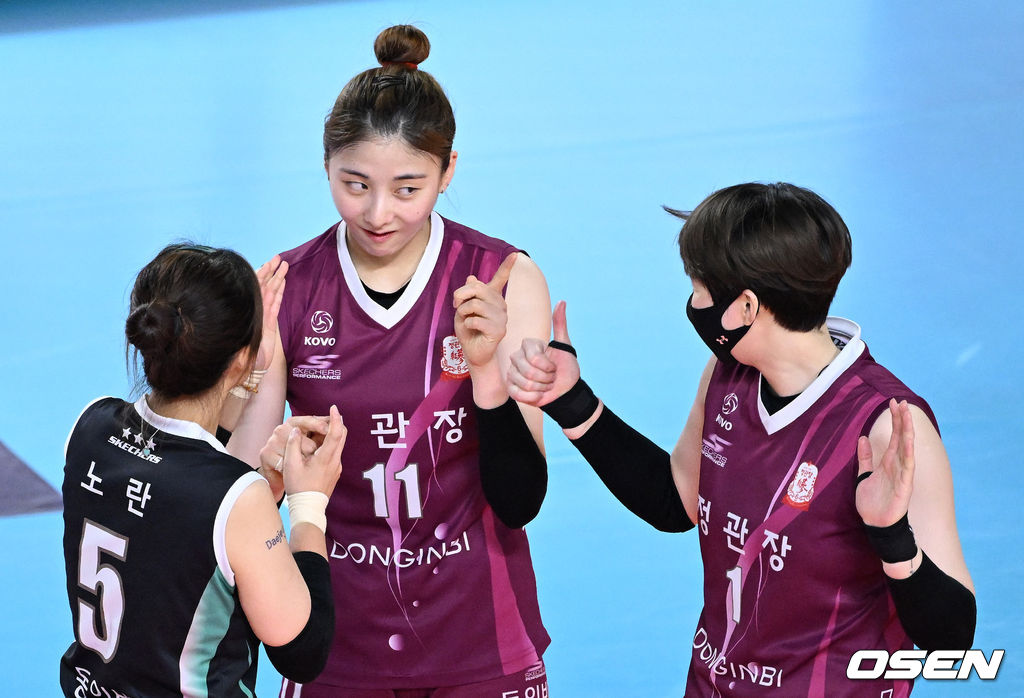 25일 오후 대전 충무체육관에서 열린 프로배구 도드람 2021-2022 V리그 여자부 KGC인삼공사와 현대건설의 경기, 득점에 성공한 KGC인삼공사 박혜민과 이소영이 환호하고 있다. 2022.02.25 /sunday@osen.co.kr