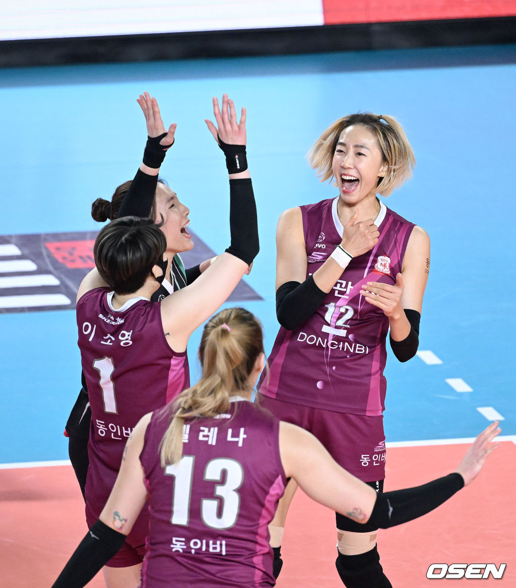 25일 오후 대전 충무체육관에서 열린 프로배구 도드람 2021-2022 V리그 여자부 KGC인삼공사와 현대건설의 경기, 득점에 성공한 KGC인삼공사 선수들이 환호하고 있다. 2022.02.25 /sunday@osen.co.kr