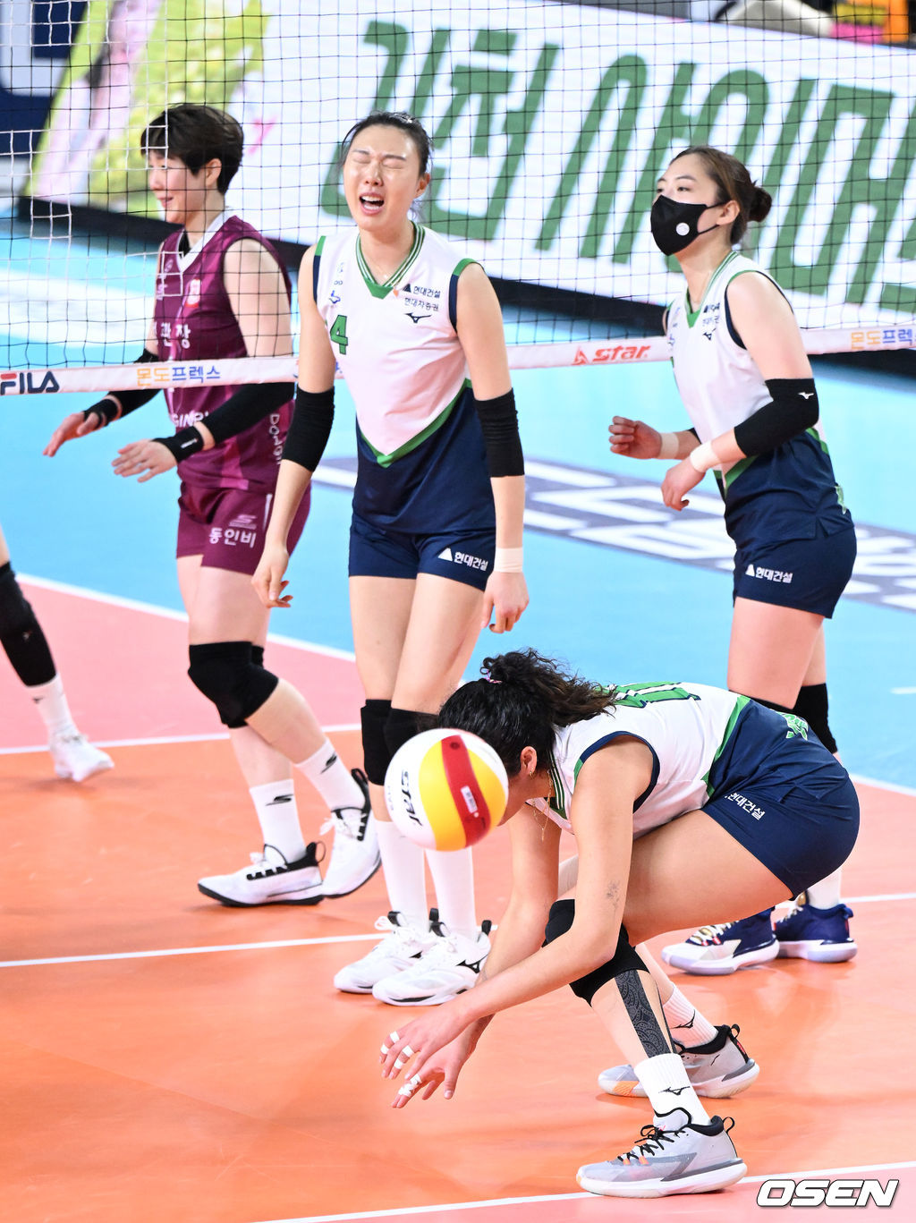 25일 오후 대전 충무체육관에서 열린 프로배구 도드람 2021-2022 V리그 여자부 KGC인삼공사와 현대건설의 경기, 현대건설 선수들이 실점에 아쉬워하고 있다. 2022.02.25 /sunday@osen.co.kr