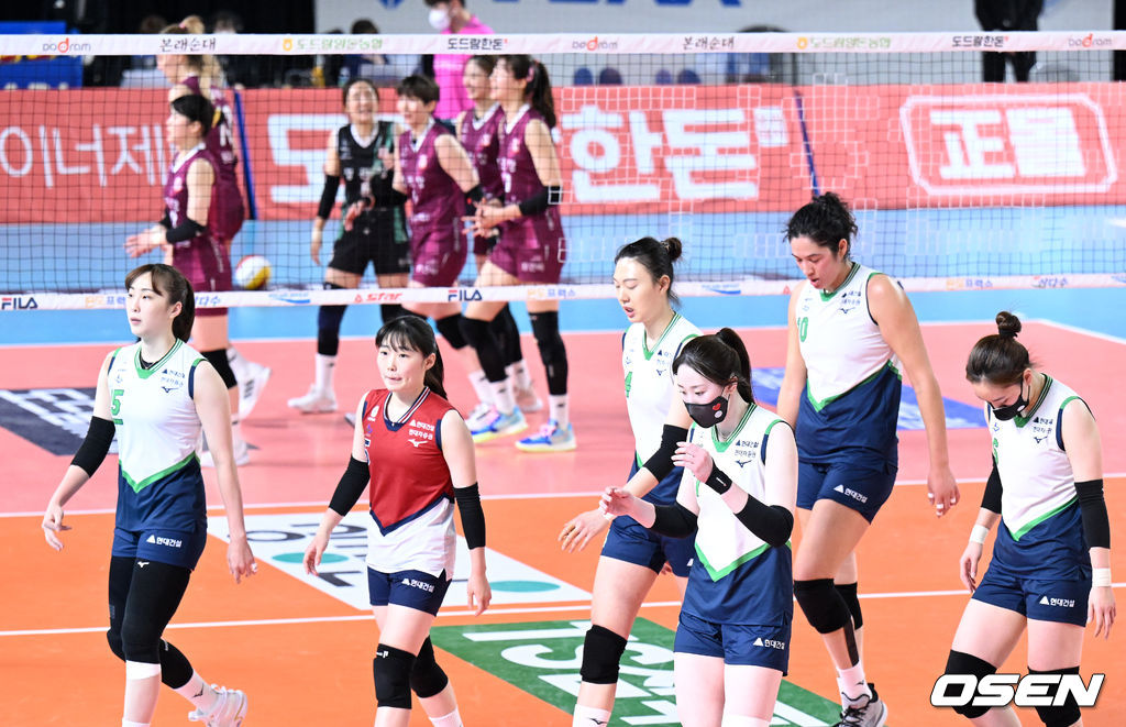 25일 오후 대전 충무체육관에서 열린 프로배구 도드람 2021-2022 V리그 여자부 KGC인삼공사와 현대건설의 경기, 현대건설 선수들이 실점에 아쉬워하고 있다. 2022.02.25 /sunday@osen.co.kr
