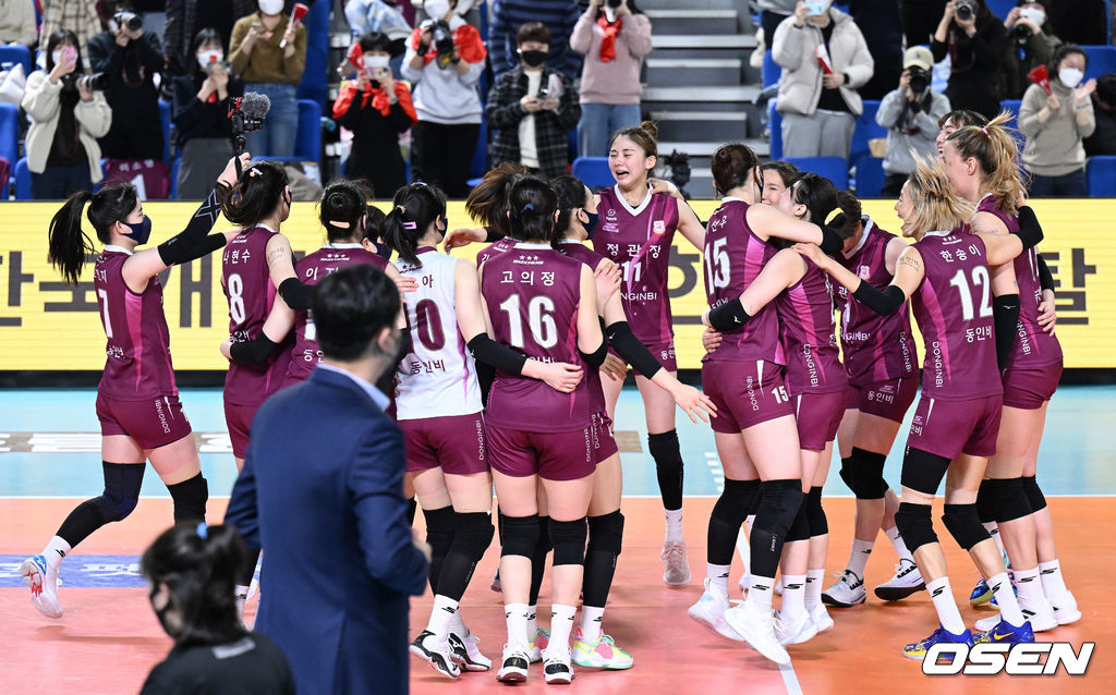 25일 오후 대전 충무체육관에서 열린 프로배구 도드람 2021-2022 V리그 여자부 KGC인삼공사와 현대건설의 경기에 승리한 KGC인삼공사 선수들이 환호하고 있다. 2022.02.25 /sunday@osen.co.kr